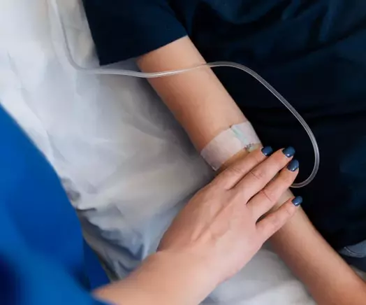 рука пациента под капельницей от запоя