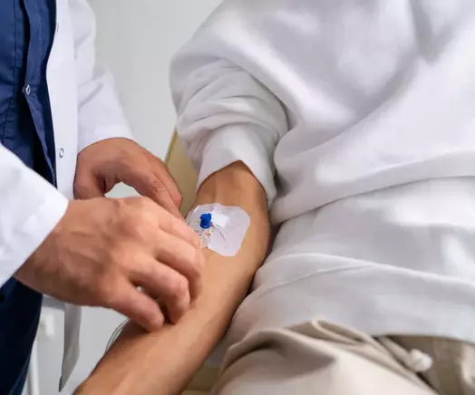 пациент на принудительном выводе из запоя