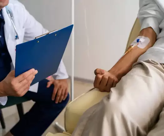пациент проходит вывод из запоя в стационаре