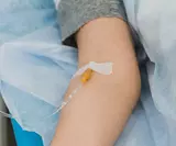 Доктор со стетоскопом и капельницей